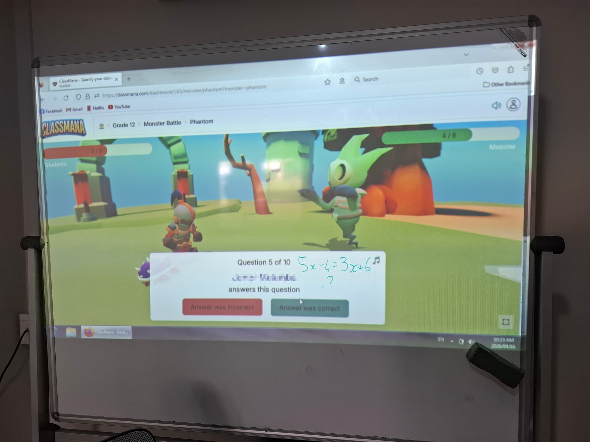 Foto de Dan Taviv em sua sala de aula